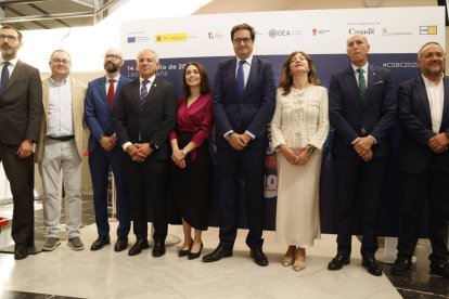 El ministro Óscar López, en el centro de la imagen, acompañado por el resto de las autoridades a la clausura.