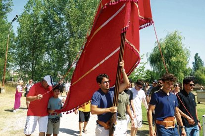 Desfile de pendones y misa en Gradefes en el año 2024.