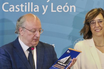 Cabero entregó ayer a las Cortes el informe del CES.