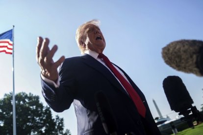 Trump hace declaraciones en los jardines de la Casa Blanca antes de embarcarse rumbo a Escocia.