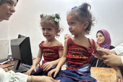 Una doctora atiende en Gaza a dos hermanas desnutridas.
