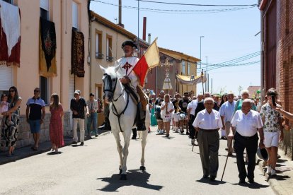 El santo, a lomos de su blanco caballo, recorrió las calles de la localidad.