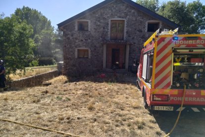 Las baterías de litio que ardieron estaban en el sótano de esta casa, en la carretera de Folgoso de la Ribera.