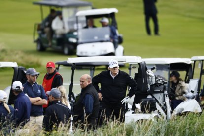 Trump observa el campo de golf Trump Turnberry durante su visita privada a Escocia.