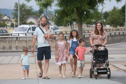 Eduardo y Ángela con sus 5 hijos. Con ellos van a Guinea otras tres familias cristianas de Roma, Córdoba y Madrid.