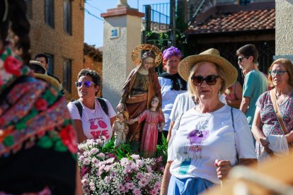 Los fieles portaron a la imagen de Santa Ana hasta su ermita.