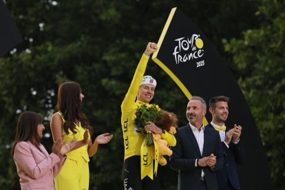 Tadej Pogacar, en lo alto del podio del Tour en los Campos Elíseos... y ya por cuarta vez.
