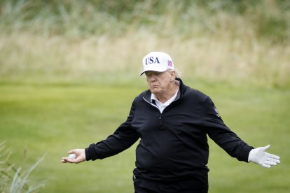 Trump ayer, jugando al golf en Escocia.
