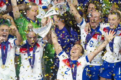 Las jugadoras inglesas celebvran el título tras ganar en los penaltis a España. EFE/EPA/TIL BUERGY.