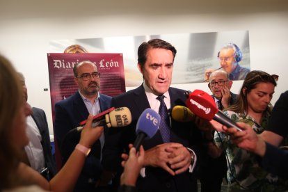Suárez-Quiñones atendiendo a los medios antes del comienzo de la mesa redonda organizada por Diario de León