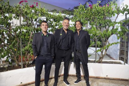 Los hermanos Raúl, Manolo y Óscar Quijano antes de ofrecer un concierto en Ceuta.