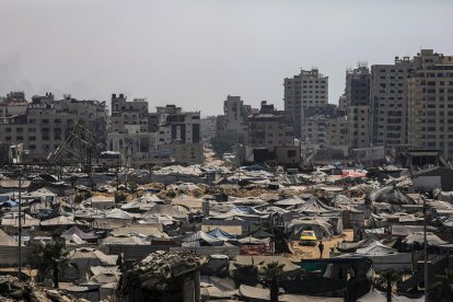 Vista de las tiendas de los palestinos desplazados internamente, que huyeron del este de la ciudad de Gaza y la franja norte de Gaza, en el oeste de la ciudad de Gaza, el 28 de julio de 2025. EFE/EPA/MOHAMMED SABER.