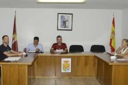 El alcalde, en el centro, dejó ayer su cargo como regidor.