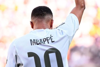 El Real Madrid colgó en sus redes sociales una foto con Mbappé luciendo la camiseta con el 10.