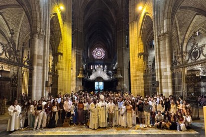 Los jóvenes y sacerdotes que participan en la peregrinación con el obispo Luis Ángel en la Catedral.