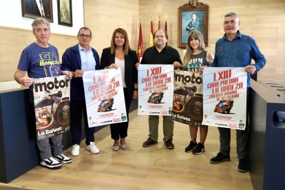 El alcalde de La Bañeza, Javier Carrera, el director de Comunicación de Caja Rural, Narciso Prieto, y representantes de La 8 León presentan la retransmisión del Gran Premio de Velocidad Ciudad de La Bañeza.