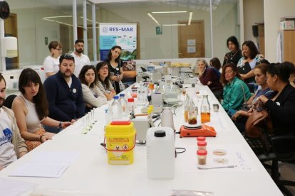 Un grupo de apicultores y de público de Alto Bernesga han visitado las instalaciones del ICTAL.