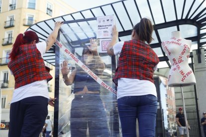 Participantes en el acto de calle que reivindicó una ley integral contra la trata de personas.