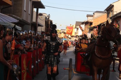 Desfile por las calles de Cacabelos