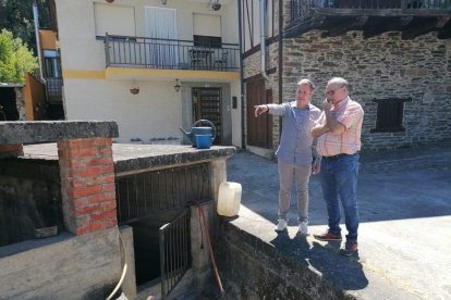 Iván Alonso, señalando, en el lavadero de Toral.