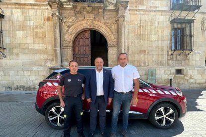 Julián Alcalá, Gerardo Álvarez Courel y Luis Alberto Arias en el Palacio de los Guzmanes.