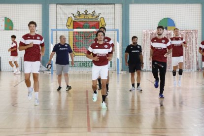 Un momento del entrenamiento del Ademar en el pabellón de deportes Felipe Miñambres.
