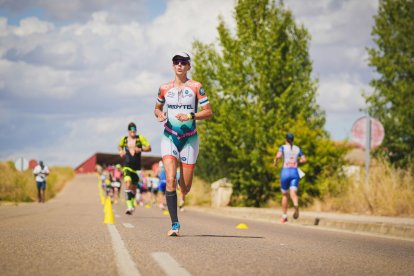 La triatleta afincada en el Bierzo, Carolina Laurentiu.