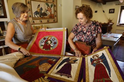 Marta y Mari Cruz Roldán con algunas muestras de los reposteros que realizan desde 1998.