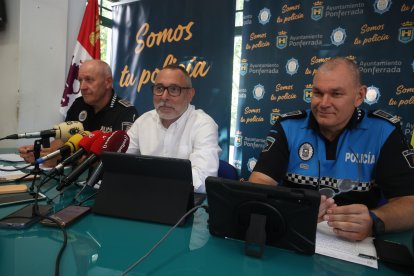 El concejal Carlos Cortina, en el centro, en la presentación de la campaña.