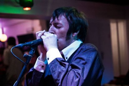 Paco Vila, en acción durante un concierto, es el invitado hoy en la Fundación Club 45.