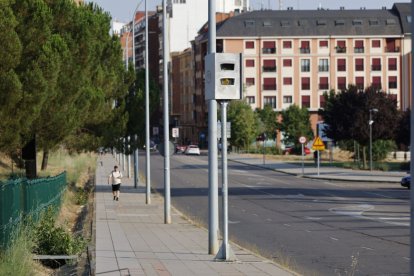 El radar de la carretera de Carbajal, con el perfil urbano de León al fondo.
