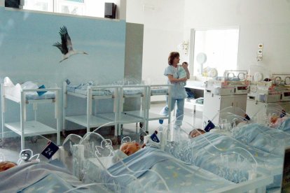 Fotografía del interior del hospital Niguarda de Milán, Italia, el 2 de febrero de 2004. Una mujer de 38 años, con muerte cerebral pero que estaba siendo mantenida con vida artificialmente, dio a luz de forma prematura a una niña el pasado sábado 10 de junio según informaron fuentes del hospital de Niguarda hoy lunes 12 de junio. Horas después del parto, la maquinaria que daba vida a la mujer fue apagada, lo que provocó su muerte pocos minutos después.