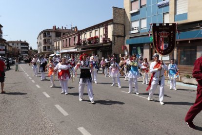 El grupo de Paloteo de Villamandos desfila por Boñar.