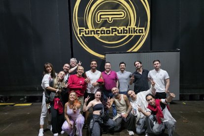 Francisco Roberto, en el centro, con los integrantes de Função Públika, que actuará en Ponferrada en las Fiestas de la Encina.