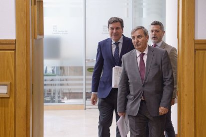 El consejero portavoz, Carlos Fernández Carriedo y el consejero de Movilidad y Transformación Digital, José Luis Sanz Merino.