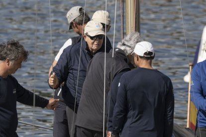 El rey emérito Juan Carlos I a bordo de una embarcación.