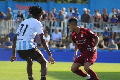 El lateral culturalista Víctor García, a la derecha, pelea por el balón en un lance del choque.