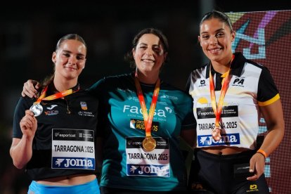 Fiona Mar Villarroel, a la derecha, con su medalla de bronce lograda en el Nacional.