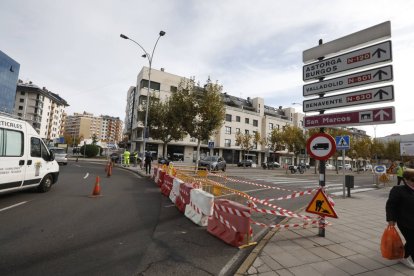 Arriba, un corte anterior en Reyes Leoneses; abajo, anuncio de cierre de Sáenz de Miera.