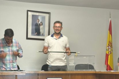 El nuevo regidor con el bastón de mando.