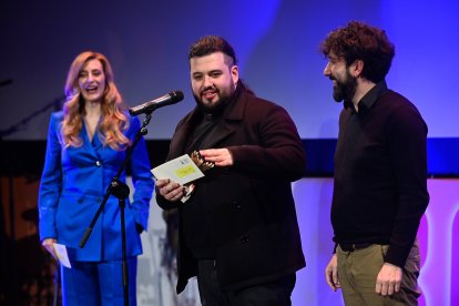Néstor López, en el centro, junto a Óscar Romero en la entrega de premios de la 36 Secime, en Medina del Campo, donde resultó premiado el cortometraje 'Anticlímax', codirigido por ambos.