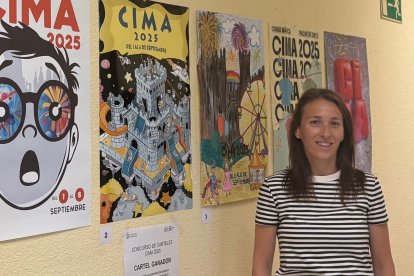 Eva González, Concejal de Juventud, junto al cartel ganador