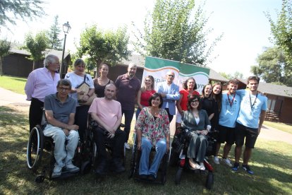 Autoridades en la inauguración del campamento