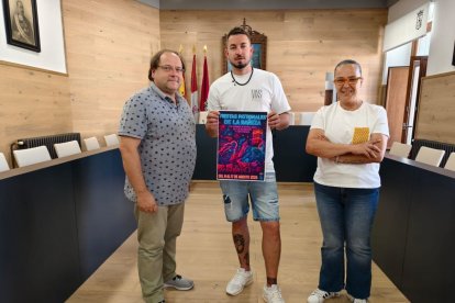 El alcalde, junto al artista y la concejal de Fiestas.