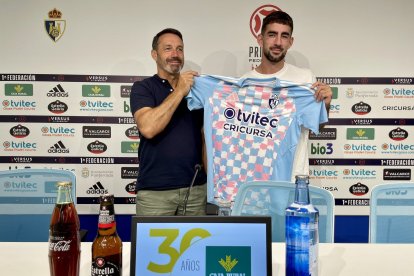 José Sietes presenta a Eneko Undabarrena como nuevo defensa central de la SD Ponferradina.