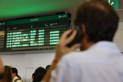 Imagen de archivo de un pasajero en la estación de Chamartín