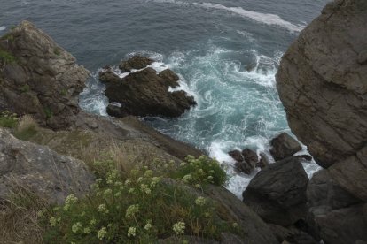 Vista de la costa donde un niño vasco de 12 años ha fallecido tras caer por una zona rocosa de 20 metros en Cotolino, en Castro Urdiales (Cantabria).