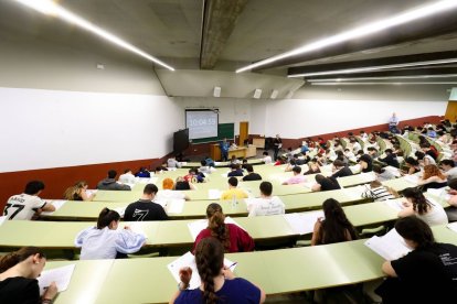Alumnos durante la celebración de la PAU en la Universidad de León en junio.