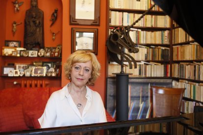 Belén Ordóñez, en su casa, ante el piano, y delante de unas esculturas de su marido, Juan Carlos Uriarte.