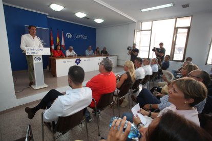 Reunión del presidente de la gestora en la sede de PP en Ponferrada